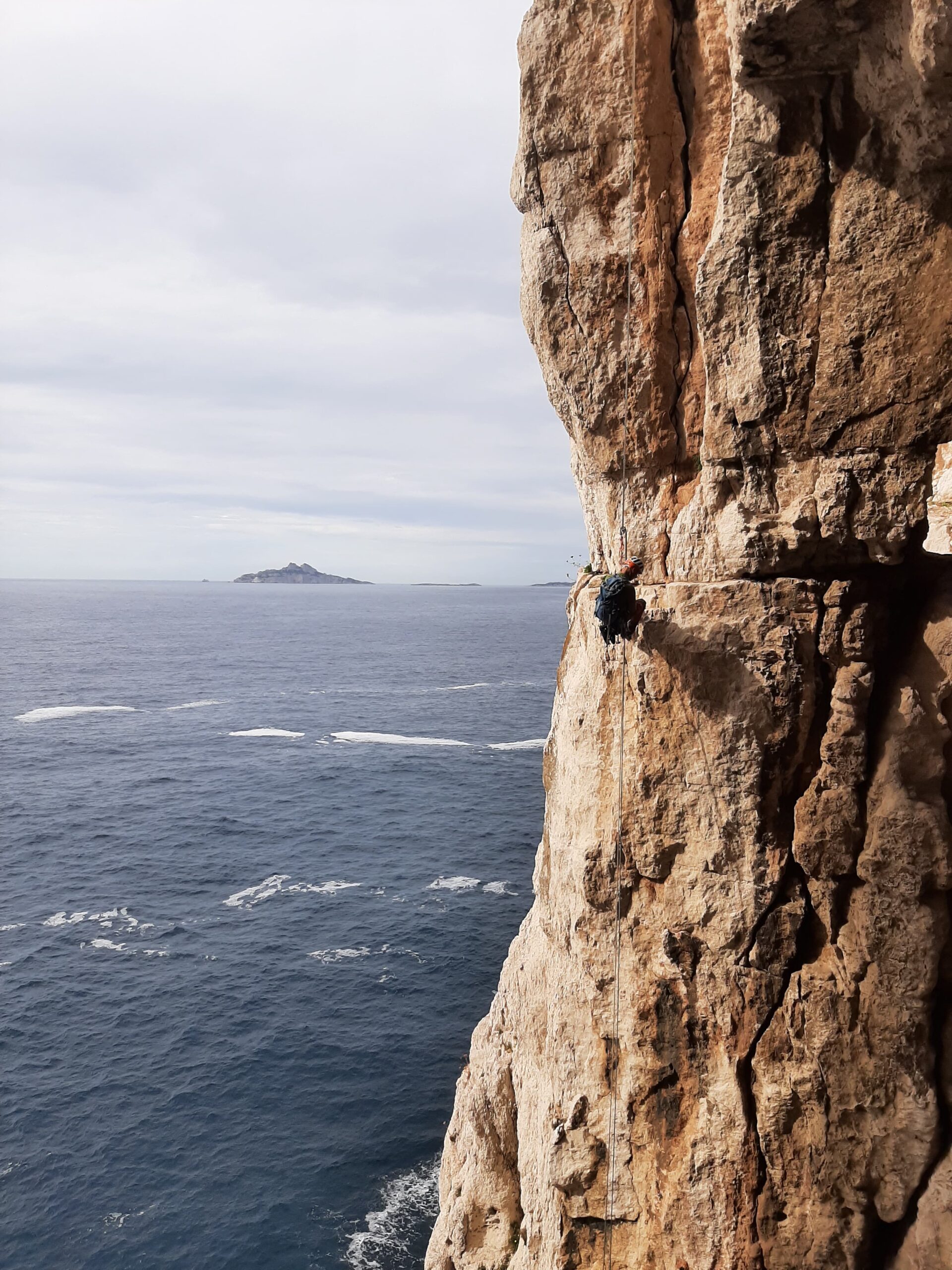 les tracés qui se cachent dans ces parois verticales se jetant dans la mer font vivre à ceux qui osent les parcourir, de grandes émotions qui les marqueront au plus profond de leur être