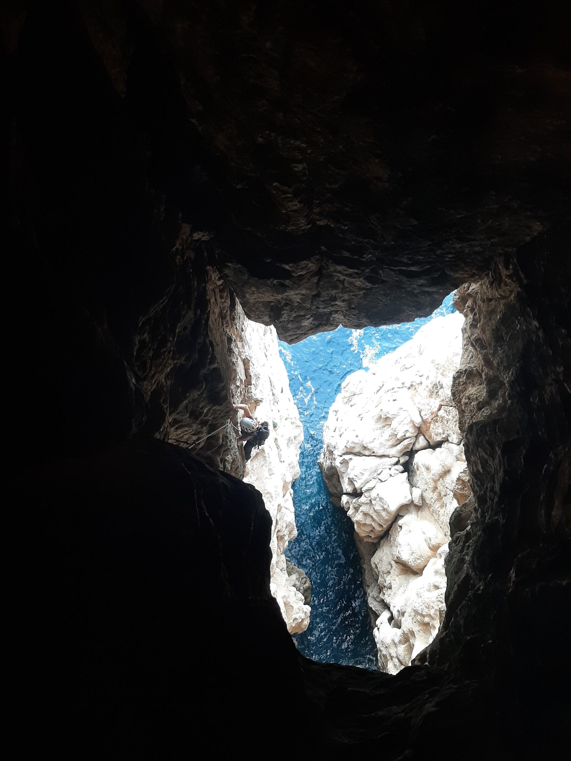 “comme ces tracés cachés au milieu des parois verticales qui se jettent dans la mer, ils font vivrent à ceux qui osent les parcourir, de grandes émotions qui les marqueront au plus profond de leur être”
